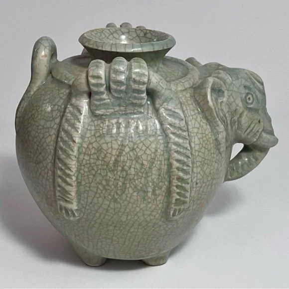 Antique THAILAND CELADON ELEPHANT Pottery Vessel / SAWANKHALOK KILN / Craquelure